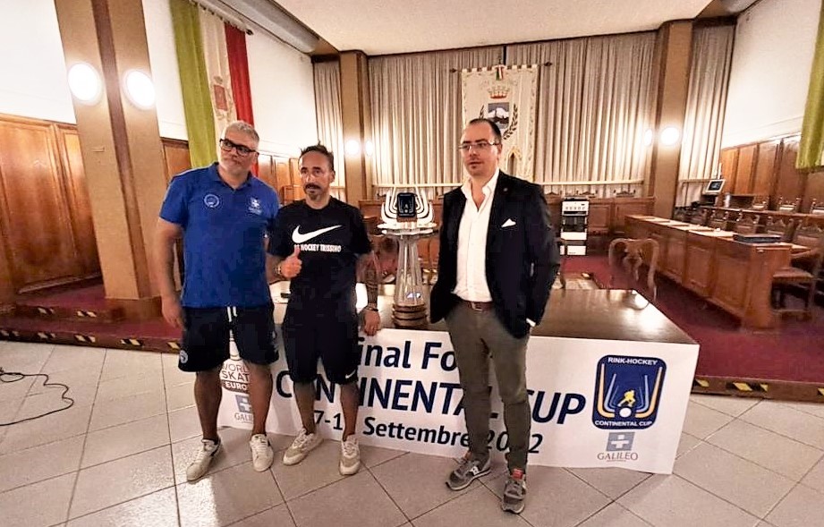 Sergio Silva, Alessandro Bertolucci e il sindaco Andrea Benini alla presentazione Continental Cup in comune a Follonica