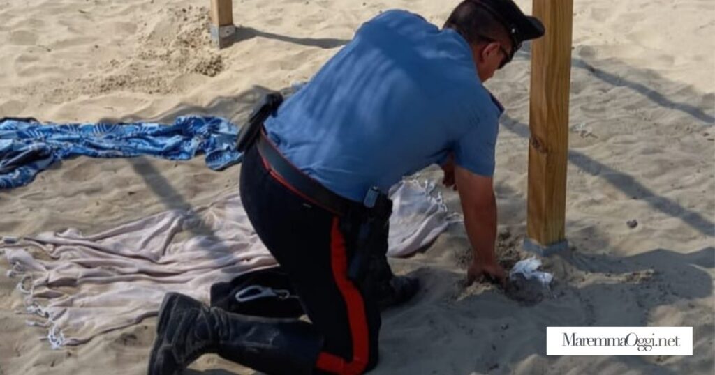 Spacciano in spiaggia, un carabiniere recupera la droga sotto a un gazebo