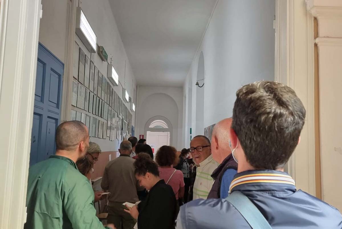 Code ai seggi: l'interno di un seggio con la gente in attesa