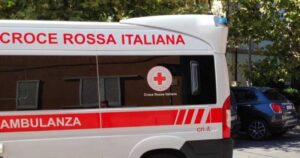 Feriti tre bambini, un'ambulanza della Croce rossa (foto d'archivio)