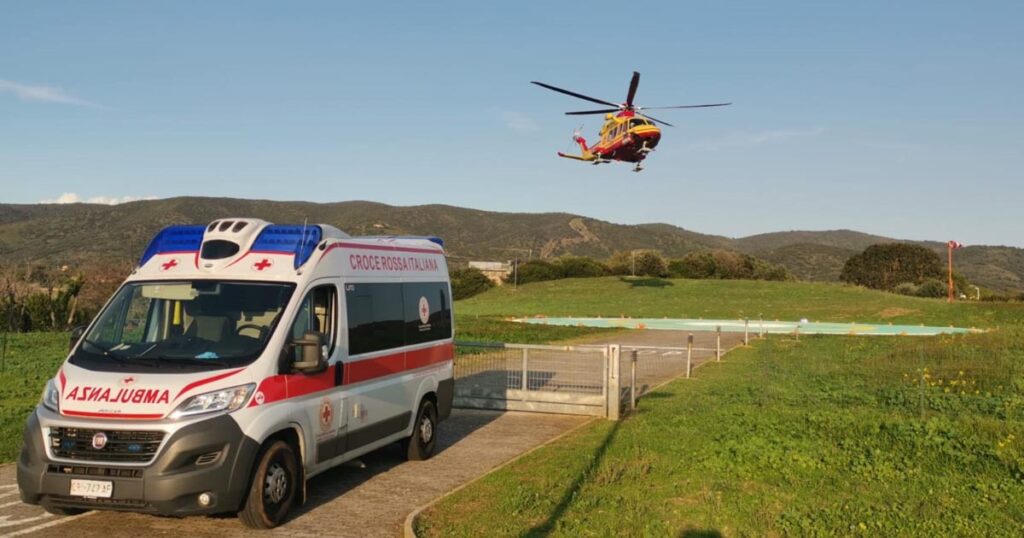 Un'ambulanza della Croce rossa Costa d'argento che è intervenuta sullo scontro in Giannella (foto d'archivio)