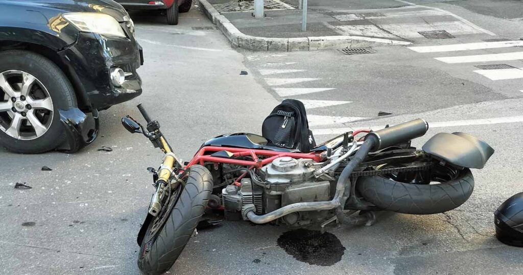 La moto a terra dopo l'incidente in via Brigate Partigiane