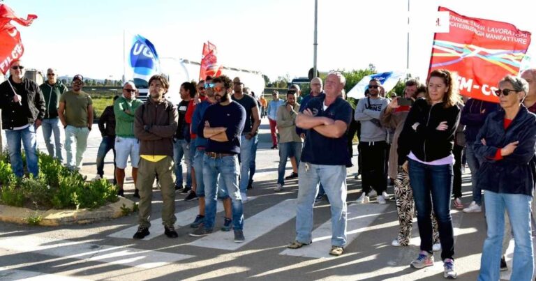 Gli operai della Venator manifestano davanti ai cancelli dell'azienda