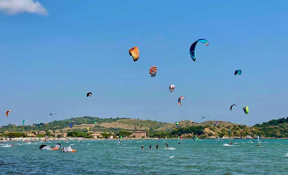 Talamone, kite surf in mare