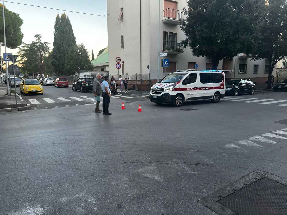 La polizia municipale sul luogo dell'incidente, in via Brigate Partigiane