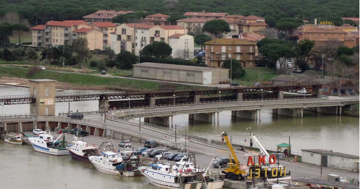 Il ponte Giorgini in una foto di qualche anno fa, quando ancora c'era la struttura metallica