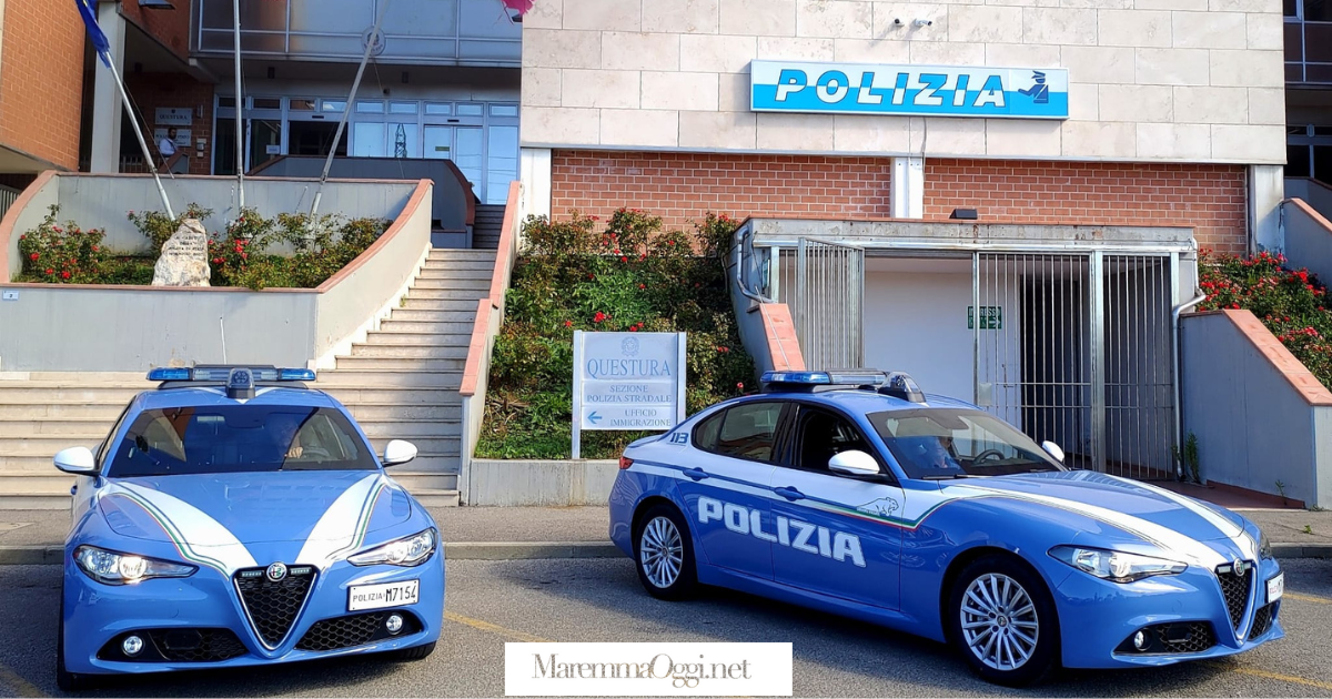 Le volanti davanti alla questura