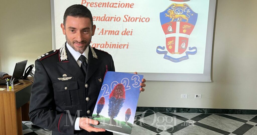 Il tenente colonnello Matteo Orefice, vice comandante provinciale, presenta il calendario dei carabinieri 2023