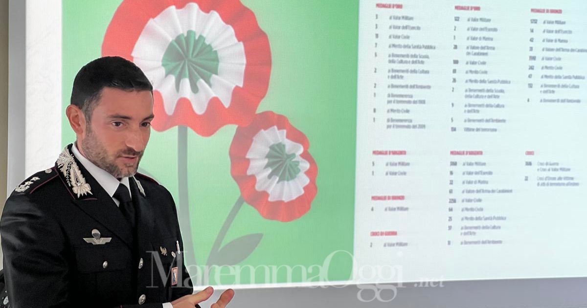 Un momento della presentazione del calendario dei carabinieri
