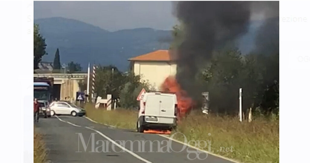 Il furgone in fiamme a Braccagni