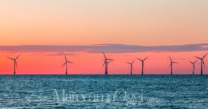 Pale eoliche in mare (foto d'archivio)
