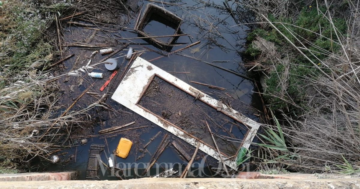 Un'altra immagine dei rifiuti nel canale a Follonica