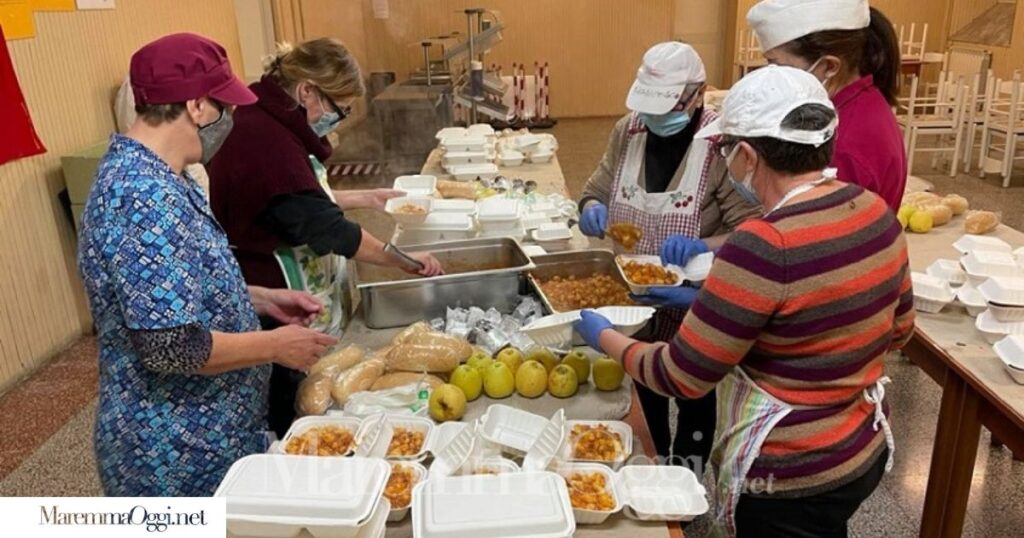 Personale della Caritas di Grosseto durante la preparazione dei pasti