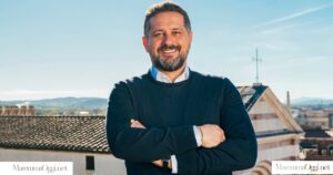 L'assessore alla cultura di Grosseto Luca Agresti con sfondo il centro città e il duomo di Grosseto