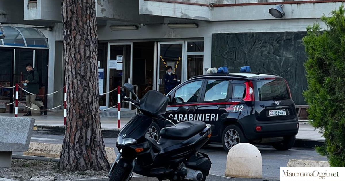Una pattuglia dei carabinieri davanti all'ospedale