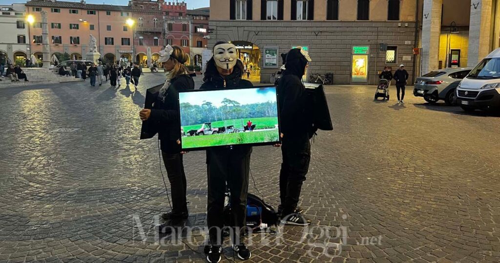 Attivisti di Anonymous in piazza a Grosseto