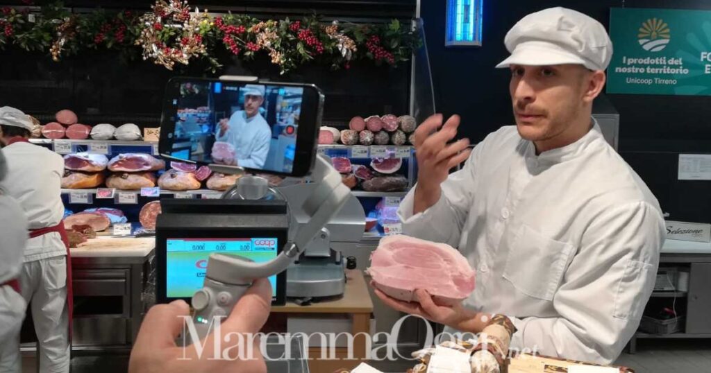 Claudio Parisi durante le riprese del video con i consigli per gli acquisti al banco gastronomia della Coop di Follonica