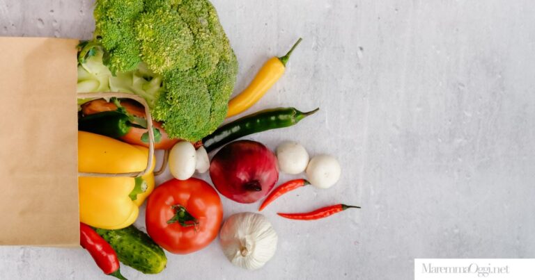 tagli alla spesa, la verdura ne ha risentito meno, sul tavolo peperoni, carote, zucchine e altre verdure