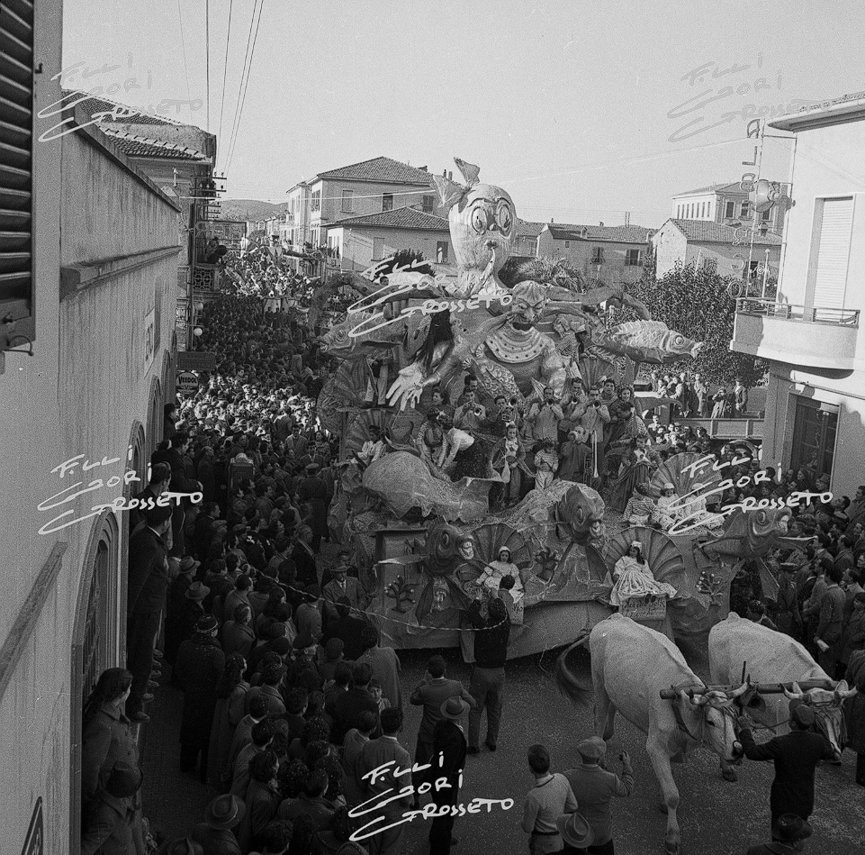 Il carnevale a Follonica (1952) Archivio Foto Gori con la via colma di persone e i carri che sfilano trainati dalle vacche maremmane
