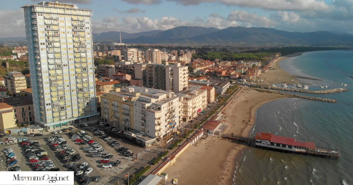 Follonica, quartiere Senzuno dall'alto con palazzi e pinete