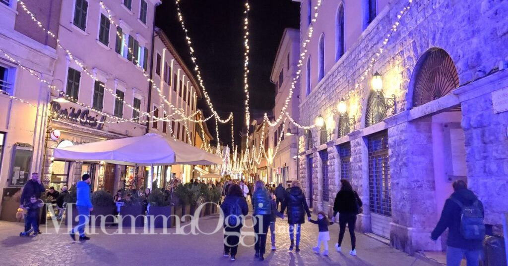 Grosseto corso Carducci con cittadini a passeggio e luci di Natale