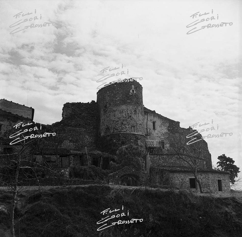 Mura e torrione (Manciano), foto del 1954 - Archivio Foto Gori