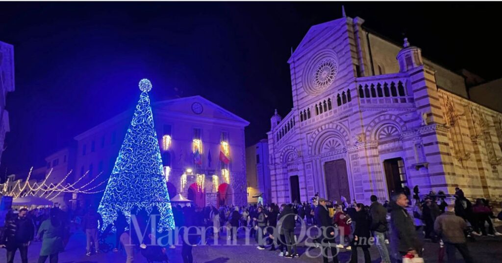 Accesi gli alberi di Natale, qui quello azzurro in piazza del Duomo