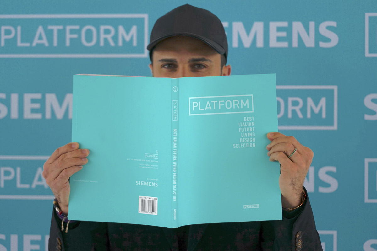 Alessandro Corina con la rivista Platform