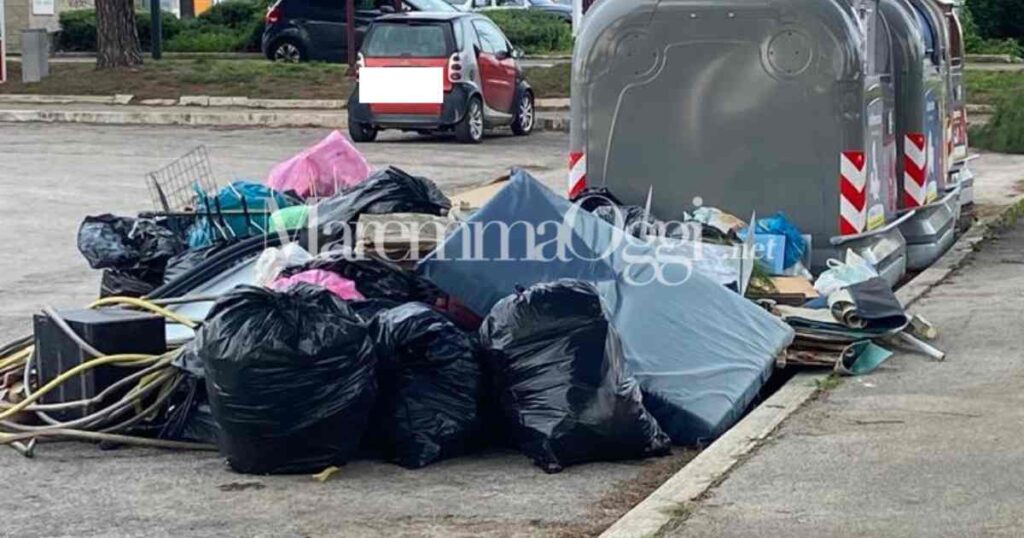 Sacchi di rifiuti fuori dai cassonetti in piazza Barsanti
