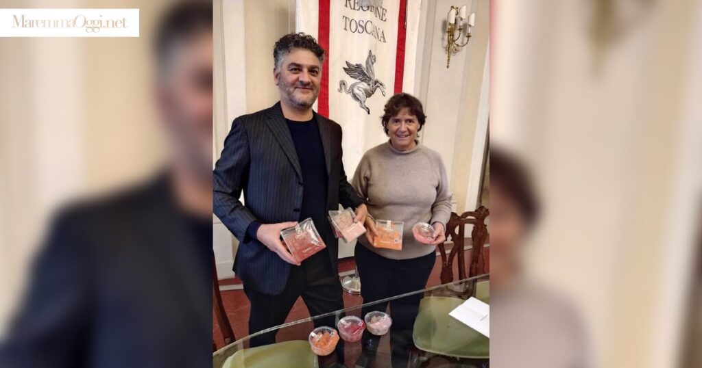 Maurizio Manno con Stefania Saccardi con le confezioni di Ohissa