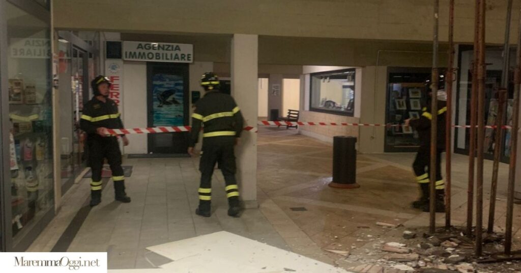 I vigili del fuoco nel centro commerciale dove è crollato il soffitto