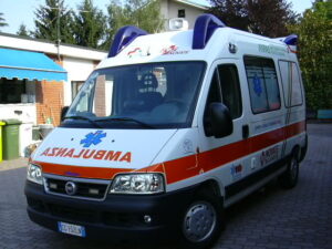 Un'ambulanza delle Pubbliche Assistenze (foto d'archivio)