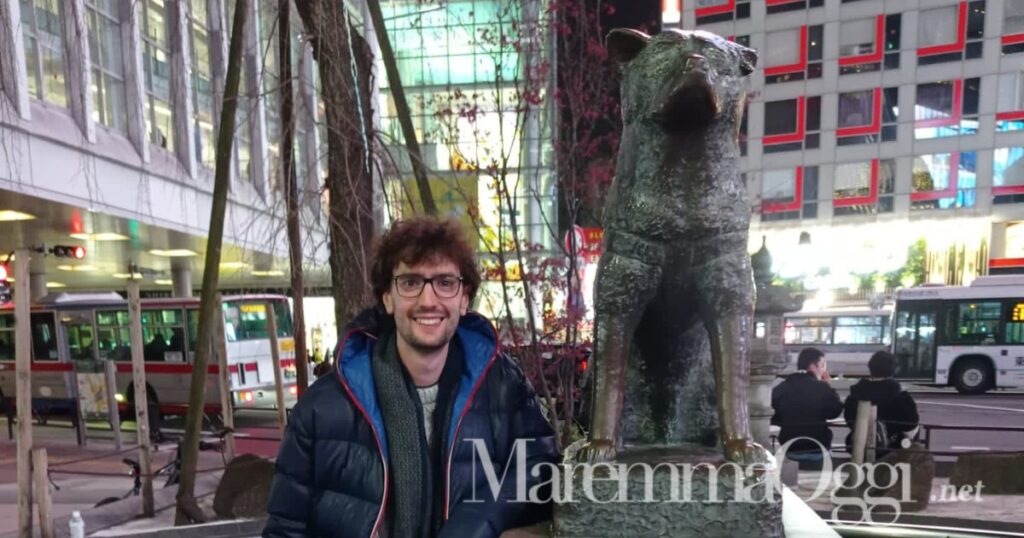 Antonio Briganti con la statua dedicata al cane Hachikō (Tokio)