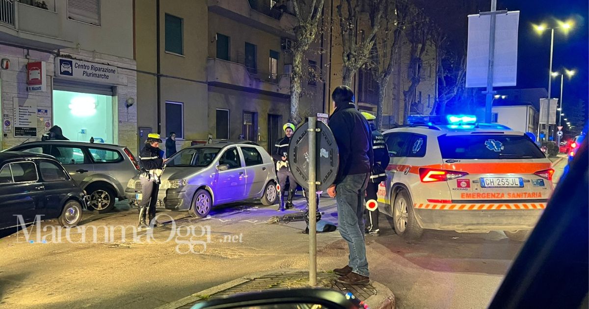 Soccorsi e polizia municipale in via Emilia sul luogo dell'incidente