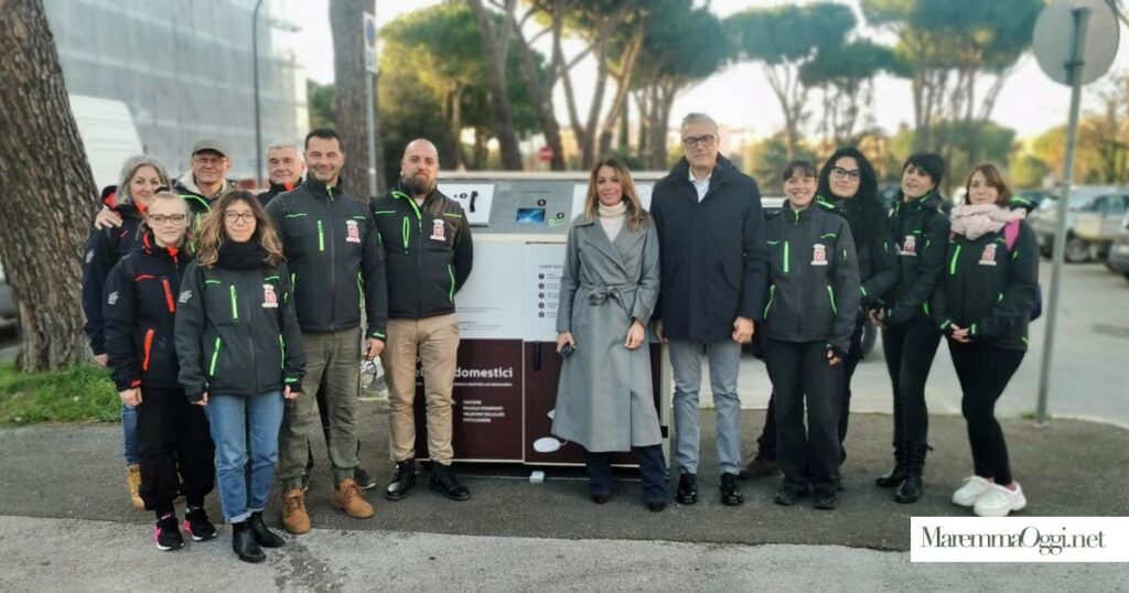 L’assessore all’ambiente Simona Petrucci e il direttore generale di Sei Toscana Gianluca Paglia al cassonetto speciale con gli ispettori ambientali