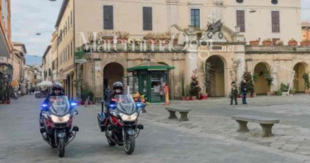 Una pattuglia di carabinieri in moto nel centro di Orbetello