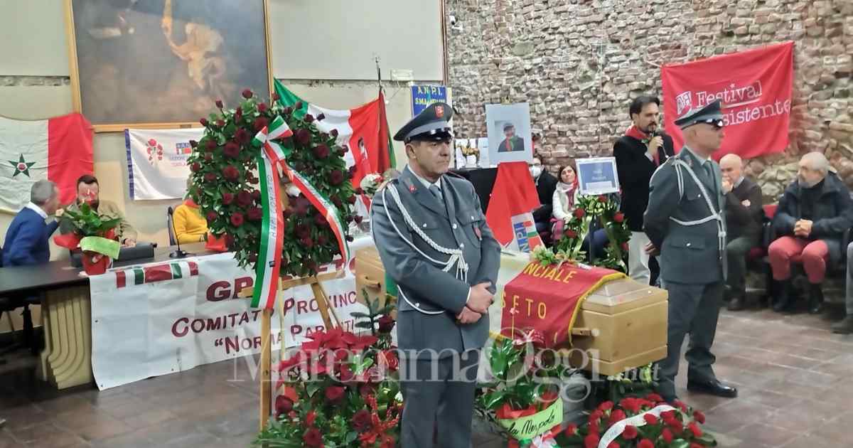 Il picchetto degli agenti della polizia provinciale nella camera ardente per Nello Bracalari