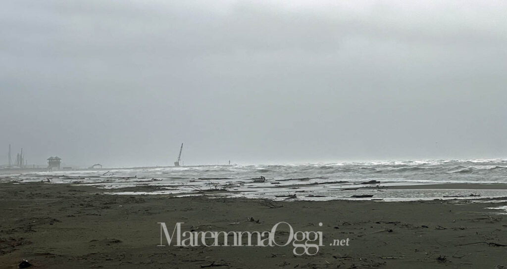 Mareggiata a Marina di Grosseto, vento di ponente