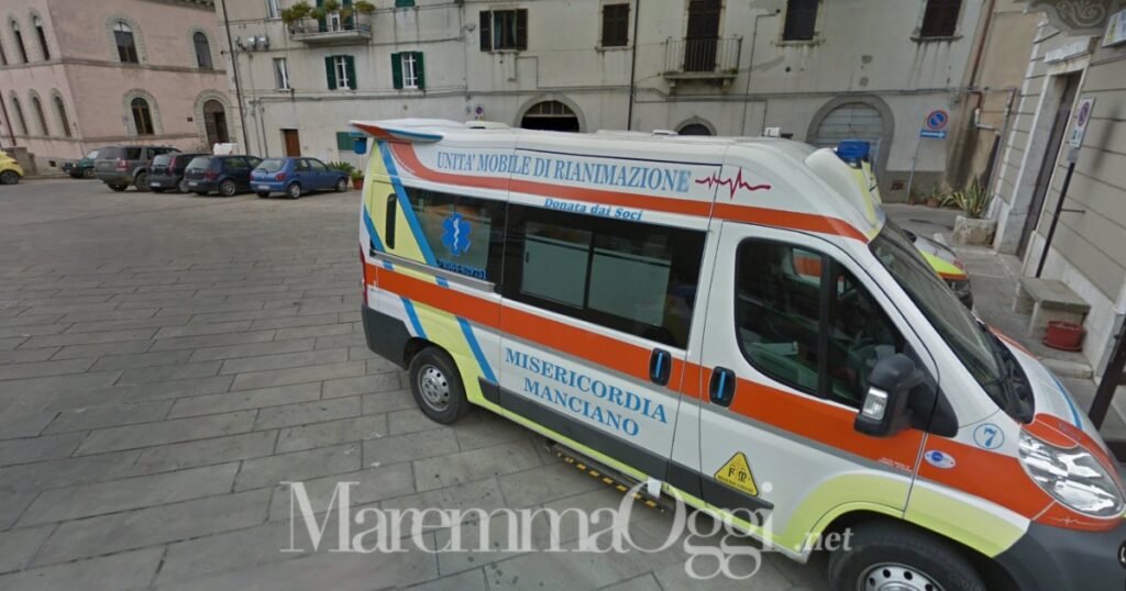 La lite col coltello è avvenuta in piazza Garibaldi a Manciano, davanti alla sede della Misericordia
