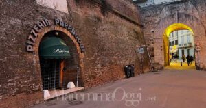 La pizzeria Pappagone chiusa, sullo sfondo porta Vecchia