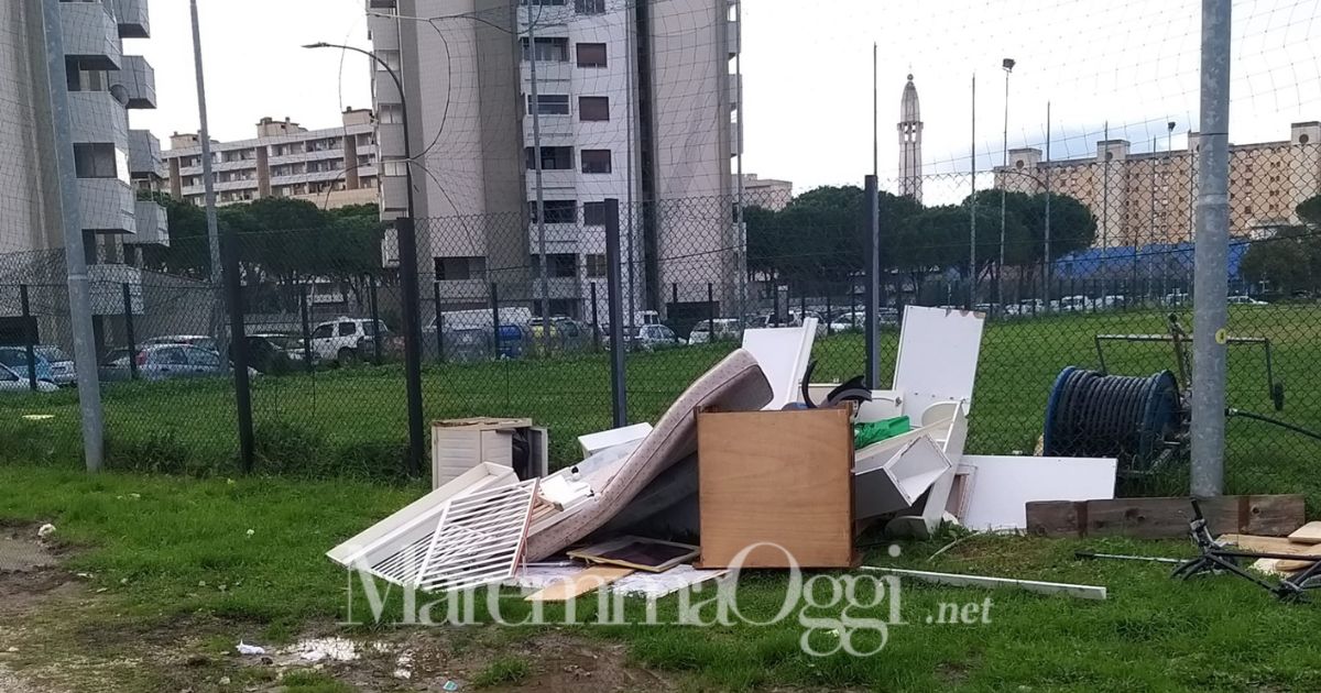 Un'altra immagine dei rifiuti in via Austria