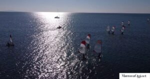 Che spettacolo le vele nel mare di Marina: un'immagine dal drone