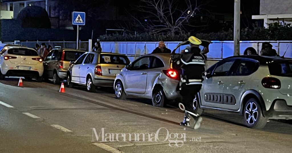 Un agente della polizia municipale impegnato nei rilievi in viale Europa
