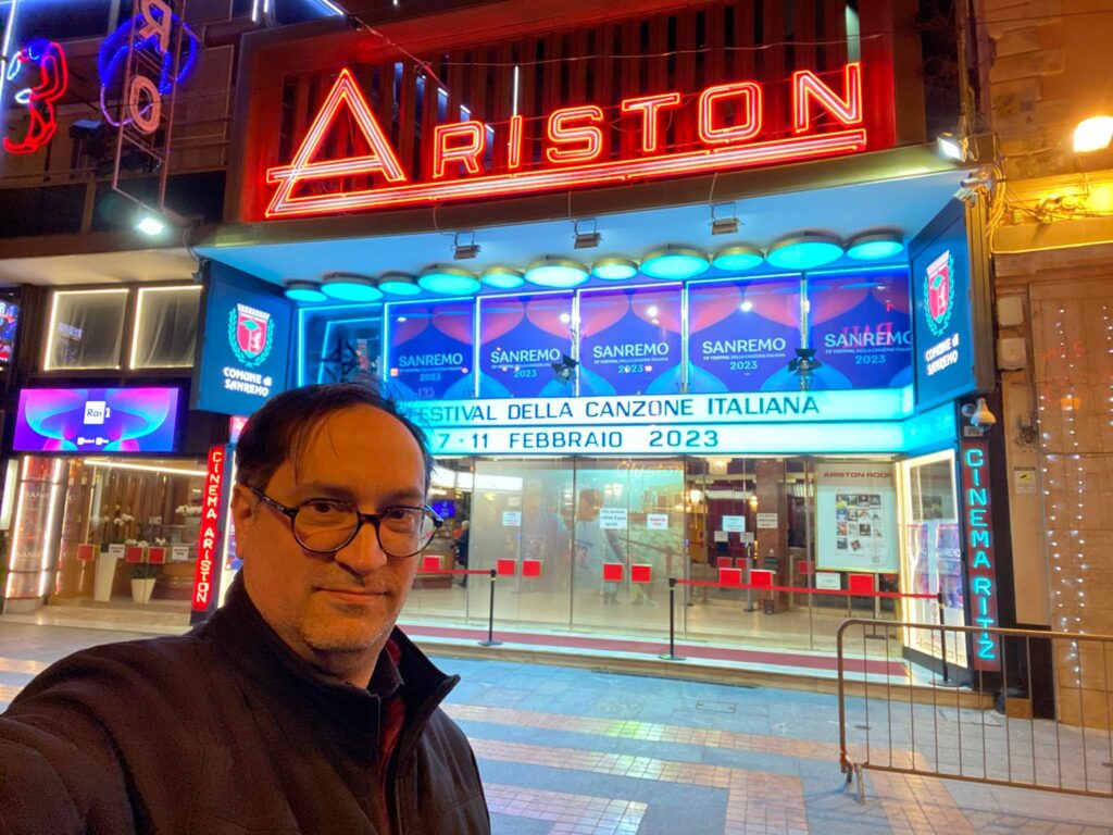 Massimo Merone davanti al teatro Ariston
