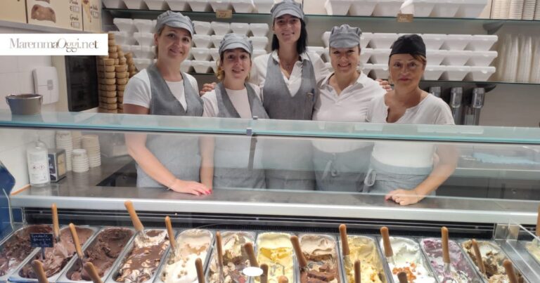 Il banco dei gelati di Arlekkino e alcune delle dipendenti della gelateria