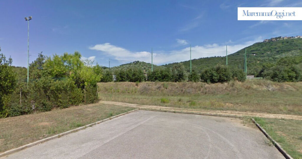 La zona dei campi sportivi a Sticciano, si vede ancora la recinzione del campo di baseball