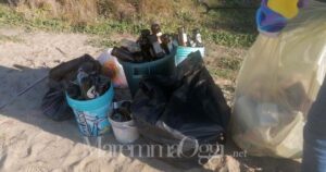 Via le bottiglie dalla spiaggia: alla fine ci hanno pensato i volontari a pulire. Ora passerà Sei Toscana a prendere i sacchi