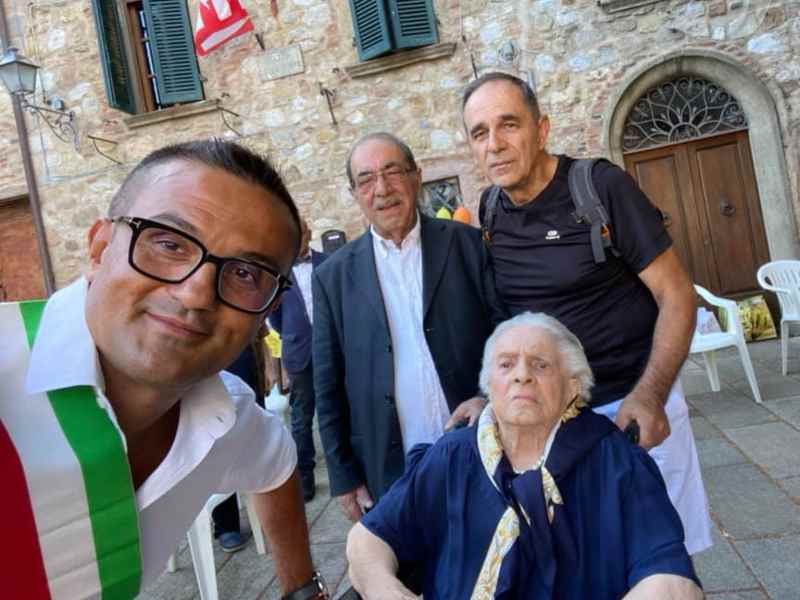 Il sindaco Limatola con Roberto e Luciano Salvestroni, per i 100 anni di mamma Vilda