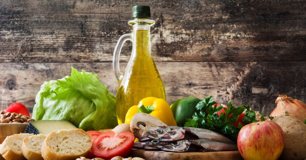 Alcuni cibi principi della dieta mediterranea: Olio, verdure, pesce azzurro