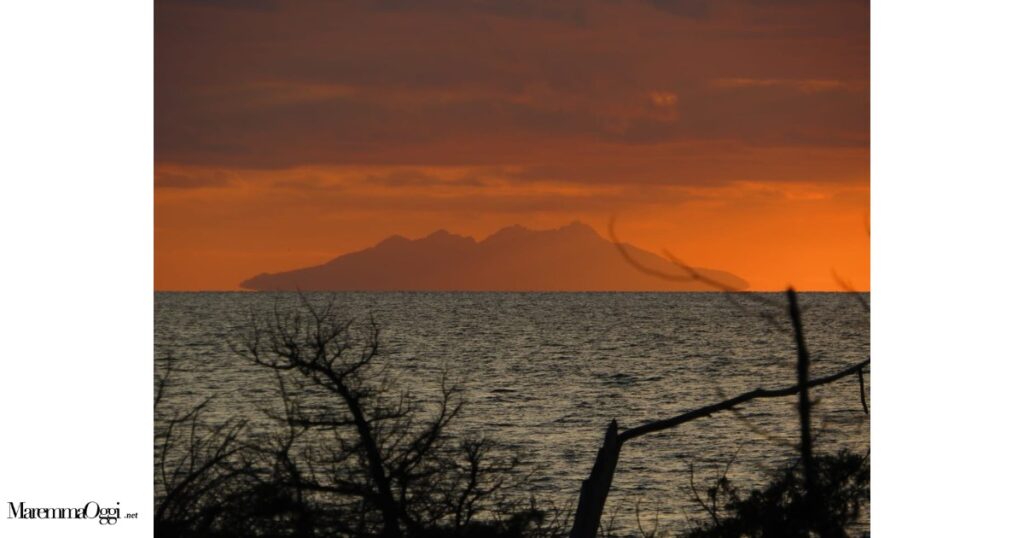 L'isola di Montecristo al tramonto (foto Davide Joe Splash)